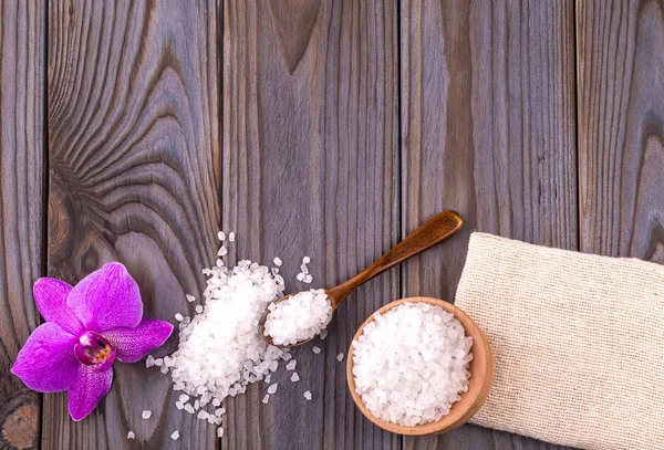 Sal de baño blanca en un tazón de madera — Foto de Stock