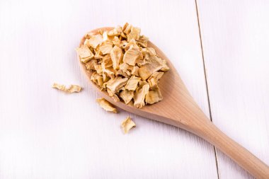 baharat karışımı kökleri tahta kaşık döktü