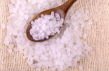 Çuval bezi üzerinde beyaz banyo tuzu