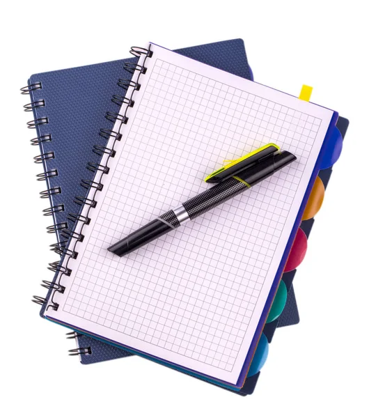 Twee blauwe dagboek spiraal notebookes en zwarte pen — Stockfoto