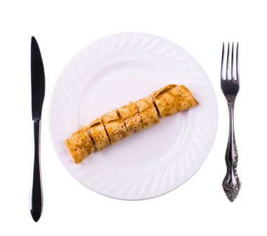 lezzetli gözleme karaciğer beyaz bir tabağa parçalar halinde kesilmiş