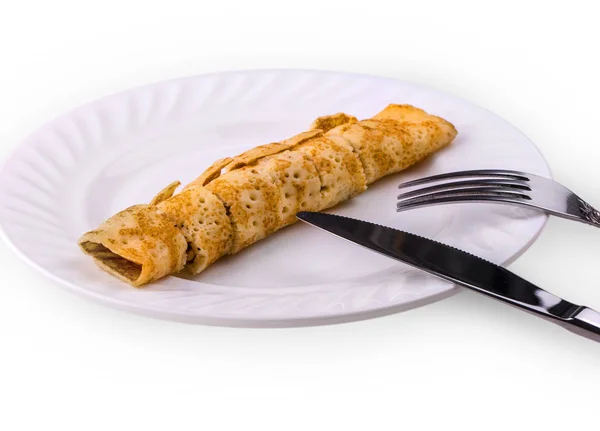 Läckra pannkaka levern skärs i bitar på en vit platta — Stockfoto