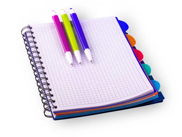 Cuaderno y plumas de colores aislados sobre fondo blanco — Foto de Stock