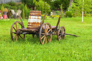 Yeşil çimenlerin üzerinde eski ahşap sepeti