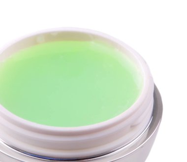 Beyaz yeşil kadın yüz kremi ile jar