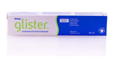 Glister diş macunu kutusu beyaz zemin üzerine