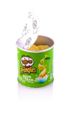 Pringles patates cipsi, ekşi krema ve soğan