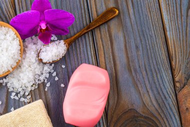 Beyaz banyo tuzu bir ahşap kase kaşık, sabun, çuval bezi ve 