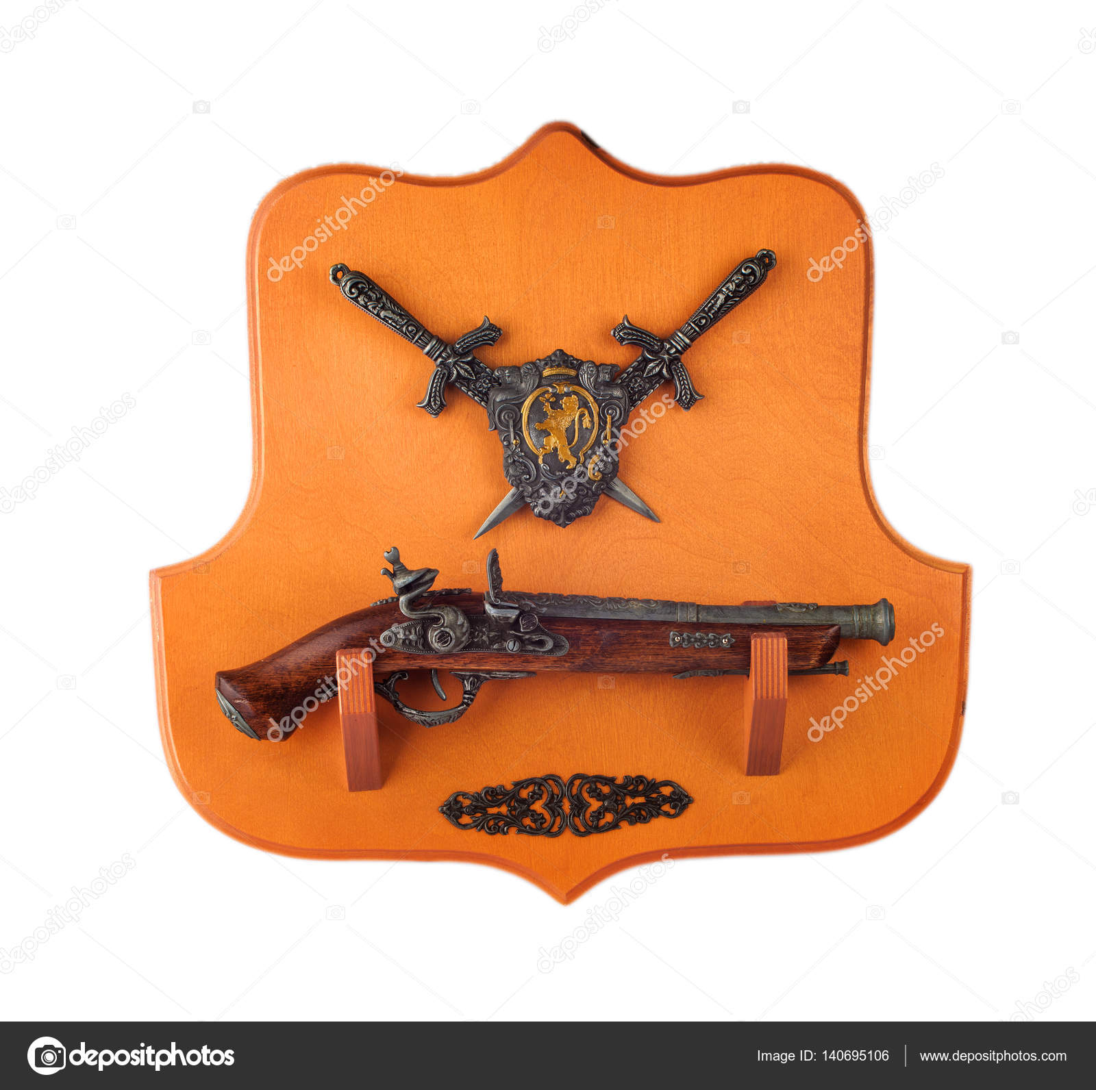 Pistola miniatura, dagas y escudo de armas en el respaldo de madera — Foto  de stock #140695106 © bborriss.67, image size:1600x1592