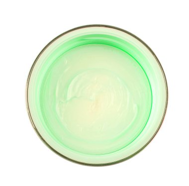 beyaz zemin üzerinde bir kadın yüzü krem ile jar