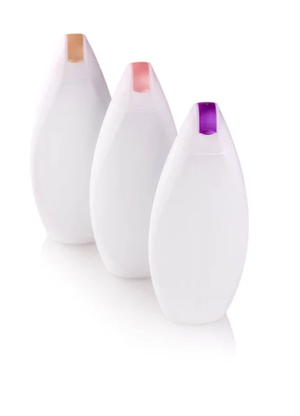Белые пластиковые бутылки с цветным плащом — стоковое фото