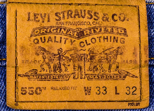 Крупним планом у Леві шкіряні етикетки на сині джинси — стокове фото