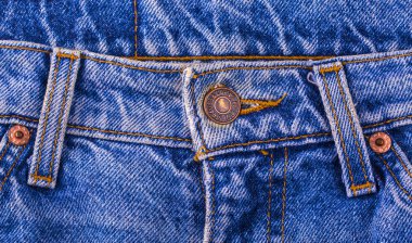 Mavi jeans üzerinde Levi'S düğmesinin yakın çekim