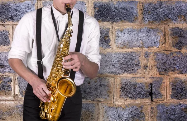 Elegantní mladý muž v bílé košili se saxofonem — Stock fotografie