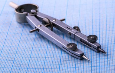 Nesneleri çizim ve grafik kağıt üzerinde çalışma