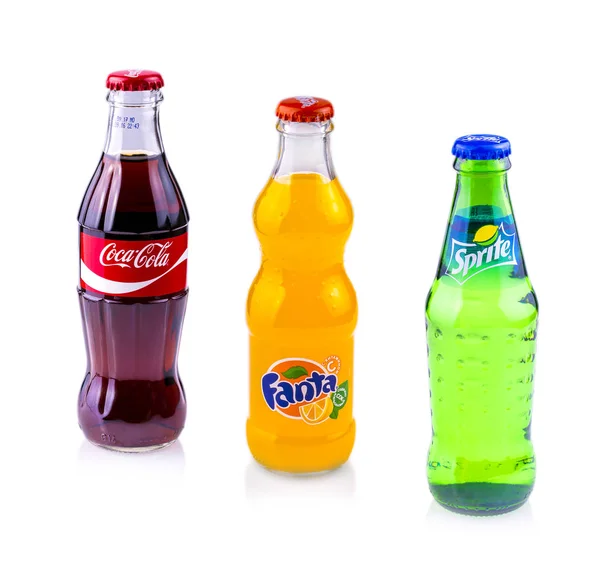Latas de Coca Cola, Sprite y Fanta aisladas sobre fondo blanco Imagen De Stock