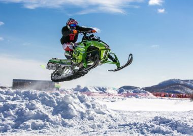 Karmobil rider kar üzerinden atlama.