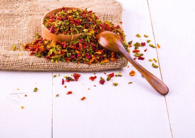 Renkli baharatlarla biber bir bardak, kaşık ve çuval bezi