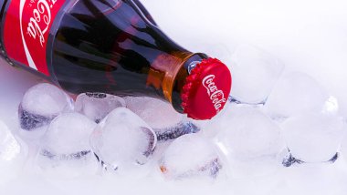  Buz ile klasik Coca-Cola şişesi