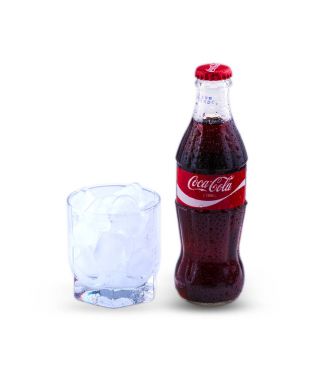 Klasik şişe Coca-Cola, beyaz ba cam ve buz küpleri ile