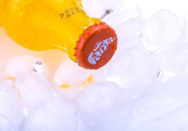  Fanta şişe buz küpleri ile