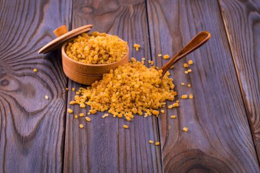 Tahta bir masada, tahta bir fincanda kamış şekeri..