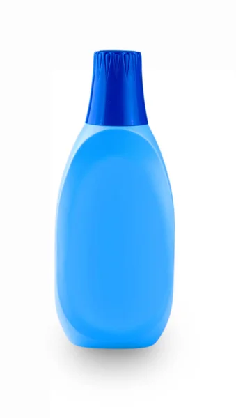 Синяя пластиковая бутылка с бытовой химией на белом заднем плане — стоковое фото