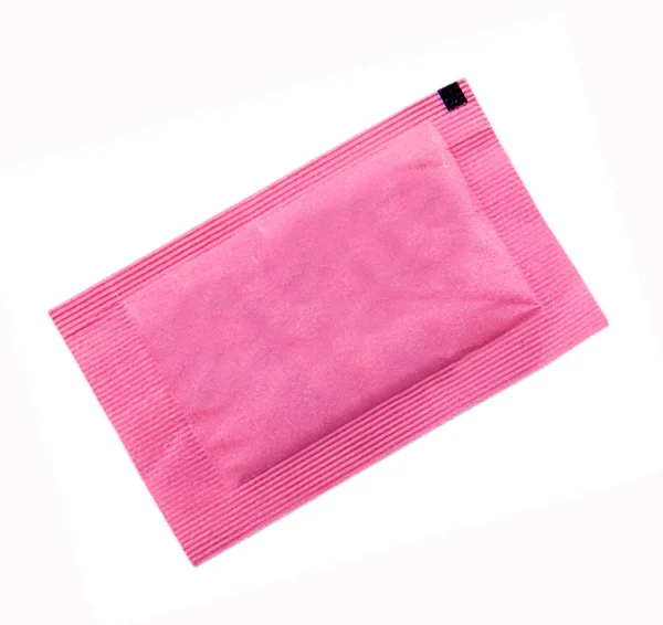 Невеликий рожевий паперовий мішок з цукром для кави на білому тлі . — стокове фото