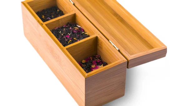 Caja de madera con té sobre fondo blanco. — Foto de Stock