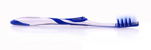 Neue Zahnbürste mit Reflexion auf weißem Hintergrund. — Stockfoto