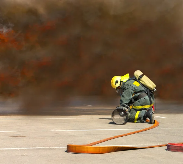 Πυροσβέστες σε λειτουργία περιβάλλουν με καπνό. — Φωτογραφία Αρχείου