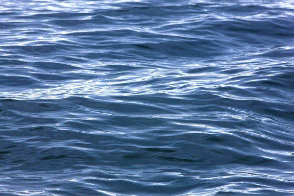 Голубая поверхность воды как фон . — стоковое фото