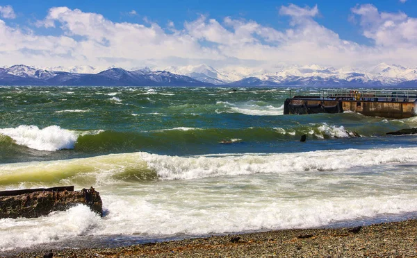 巨大的海浪掀翻阿瓦恰 Bayt 上石码头上 Ka — 图库照片