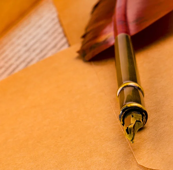 Envelope And an old fountain pen. — Stock Photo, Image