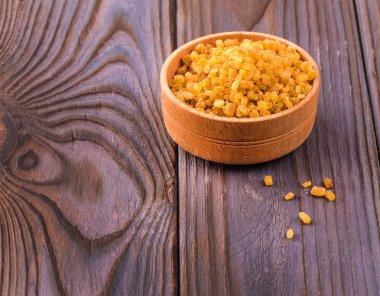 Tahta bir masada, tahta bir fincanda kamış şekeri..