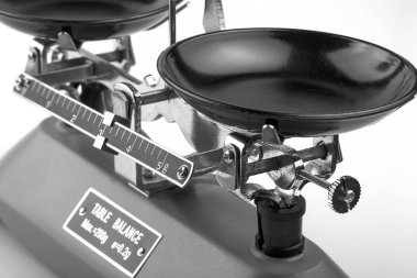 Beyaz arka plan üzerinde gri laboratuvar Terazi.