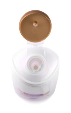 Beyaz arka plan üzerine açık şişe şampuan