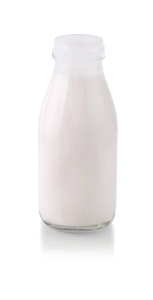 Frasco de vidro aberto com leite com sombra isolado sobre branco — Fotografia de Stock