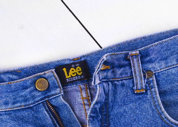 Mavi jeans üzerinde Lee düğmesinin yakın çekim