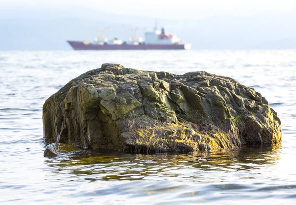 石头在大海和船只的背景. — 图库照片