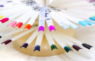 El yapımı örnekleri üzerinde beyaz izole çivi