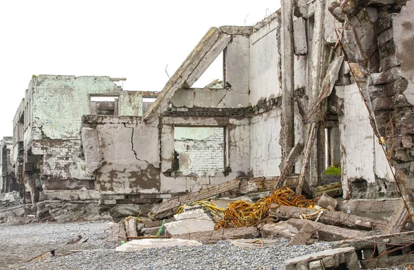 Verwoeste huis op het zand in de buurt van de zee. — Stockfoto