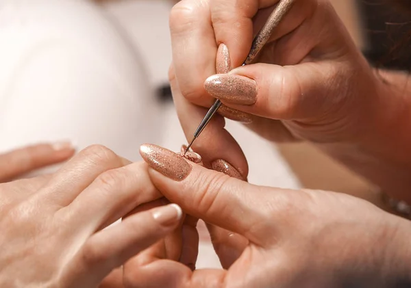 Maestro di manicure dipinge unghie . — Foto Stock