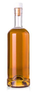 Beyaz arka plan üzerinde izole dolu viski şişesi