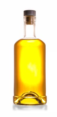 Beyaz arka plan üzerinde izole dolu viski şişesi 