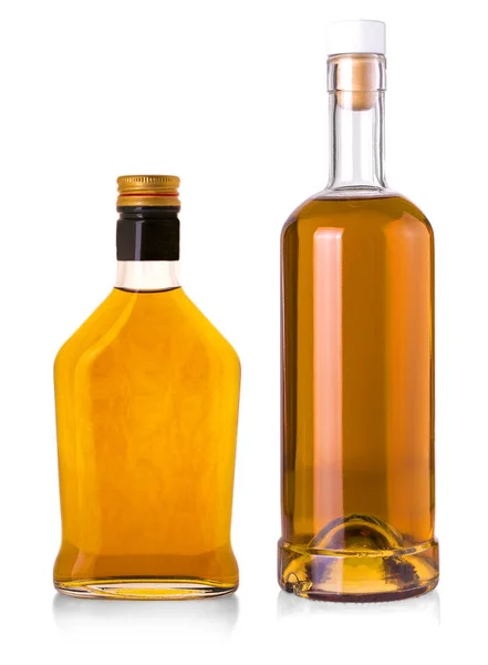 Volledige whisky fles geïsoleerd op witte achtergrond — Stockfoto