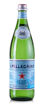 Beyaz arka plan üzerinde izole San Pellegrino su şişe