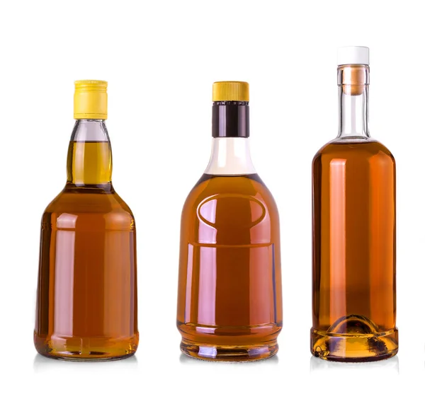 Uppsättning av vackra Whisky flaskor mot väl upplyst bakgrund. — Stockfoto