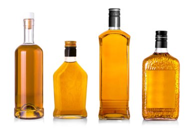 Güzel viski şişeleri kümesi iyi aydınlatılmış bir arka plana dayanır.