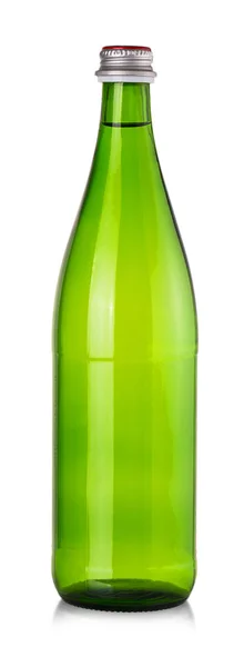 Grüne Flasche Mineralwasser isoliert auf weißem Hintergrund. — Stockfoto